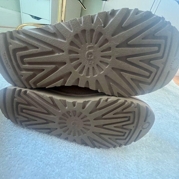 Women’s Ugg’s size 6 - Picture 5 of 6